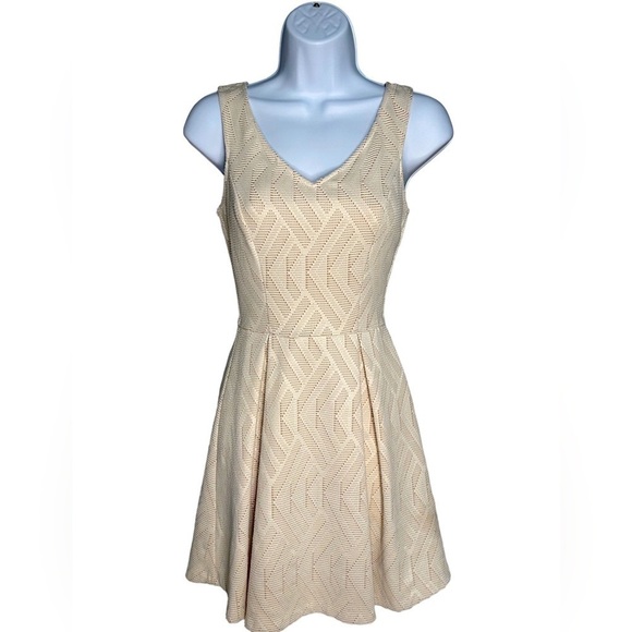 Aqua Dress Women's Sleeveless Tailored Fit Cut-Out Pleated Lined Ivory Size-XS - Picture 1 of 6